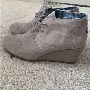 W9 on brand Toms wedge heel ankle boots